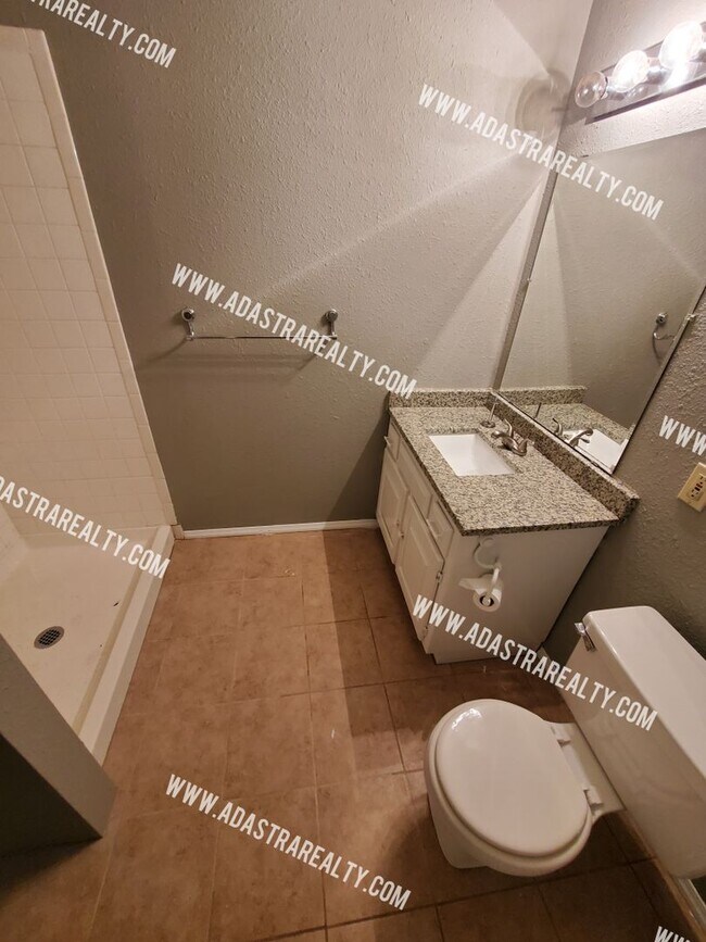 Building Photo - Gorgeous Shawnee Mission NW Home-Coming SO...