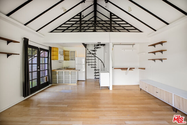 Building Photo - 1203 N Poinsettia Pl