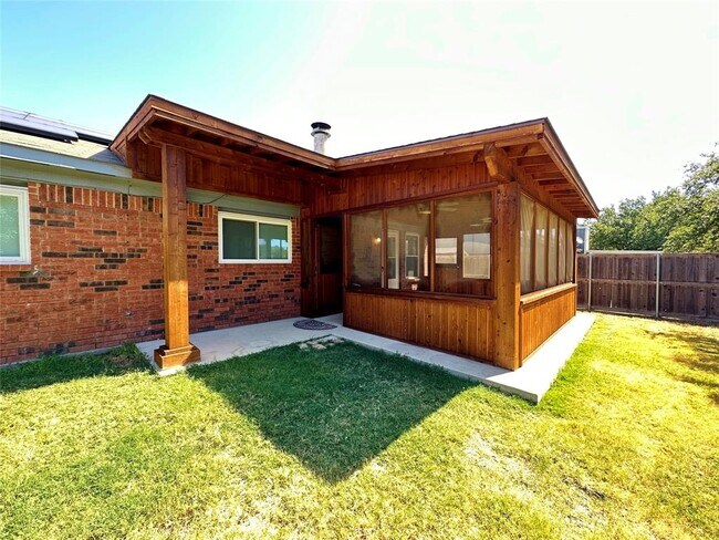 Building Photo - 814 N Riverside Dr