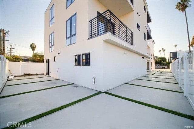 Building Photo - 618 N Mariposa Ave