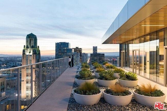 Primary Photo - 3033 Wilshire Blvd