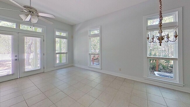 Building Photo - 3 Bdrm Home with 3rd floor loft in Pt Washington