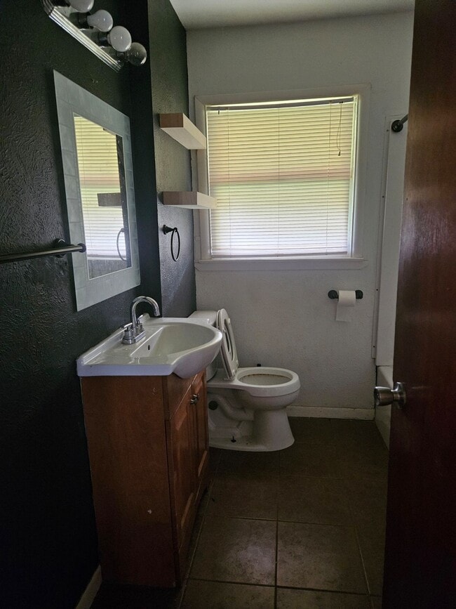 Building Photo - 1105 Sycamore St