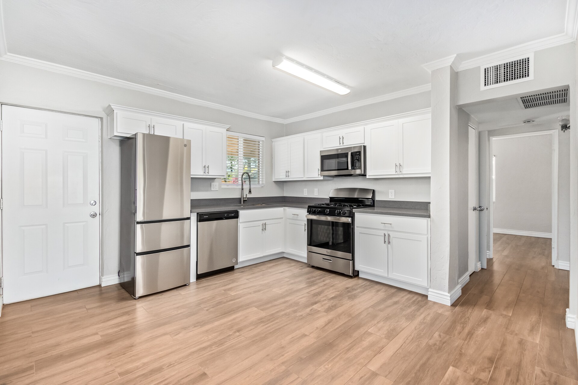 Building Photo - 527 E Whitton Ave