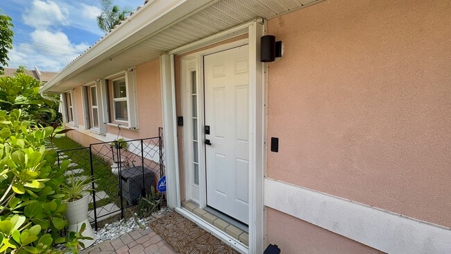 Building Photo - 5465 Grande Palm Cir