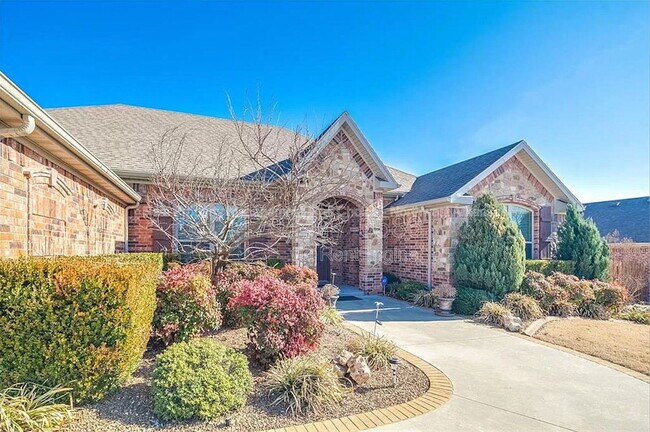 Building Photo - 2705 SW Glenn Ridge Rd