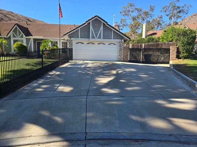 Building Photo - Nice Single Story Home