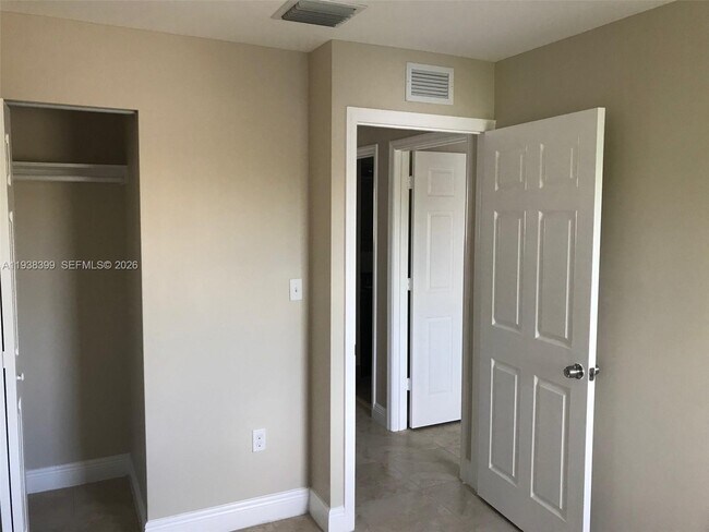 Building Photo - 1990 NW 4th Ct