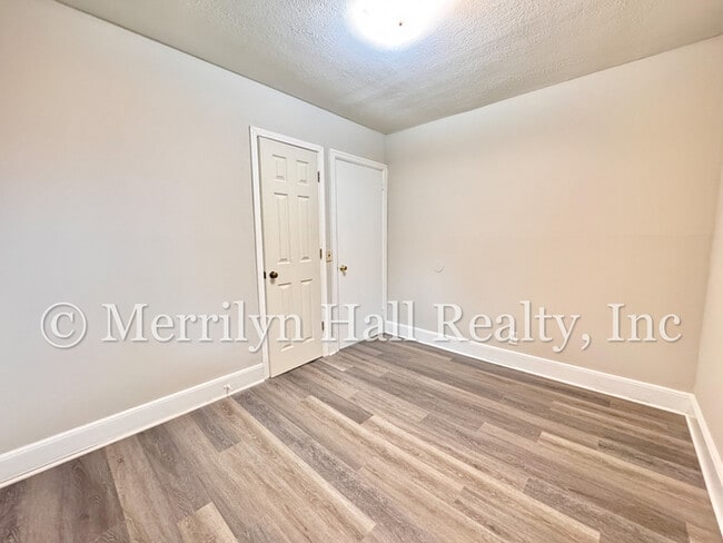 Building Photo - Freshly Updated 2BR Bungalow | New LVP Floors | Fenced Yard | Quiet Street