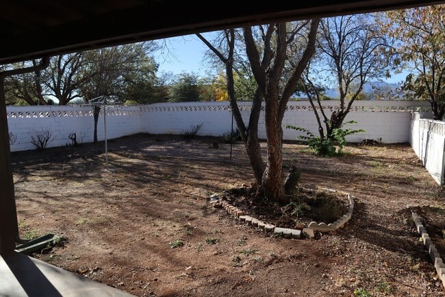 Building Photo - Livable, Lovable, & Avaiable!