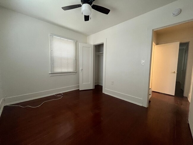 Building Photo - r2927