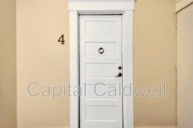 Building Photo - 911 S Rome Ave