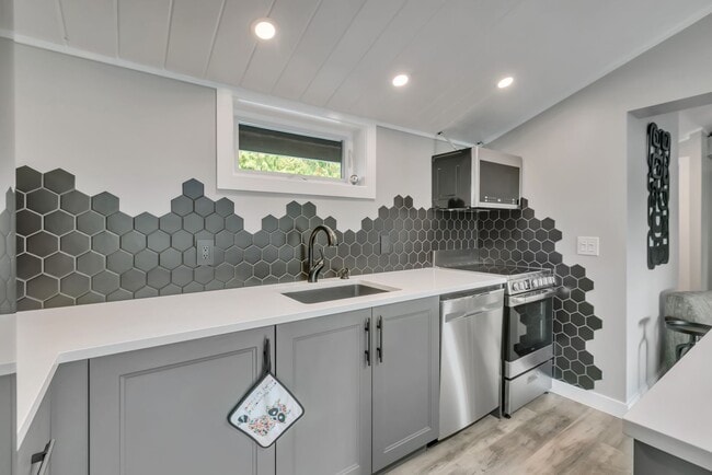 Building Photo - Private ADU available in Burien (garages n...