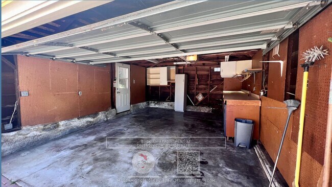 Building Photo - Spacious 2 bedroom Home w/ Backyard, Garag...