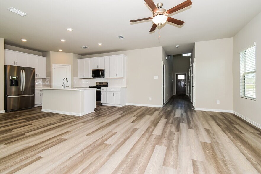 Building Photo - 975 Dayflower Ct