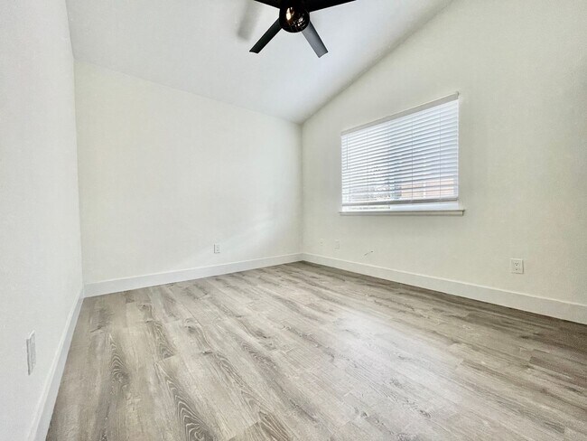 Building Photo - 2821 Bellflower Dr