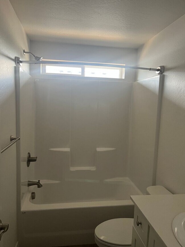 Building Photo - 2 Bedroom 1.5 Bath Townhouse