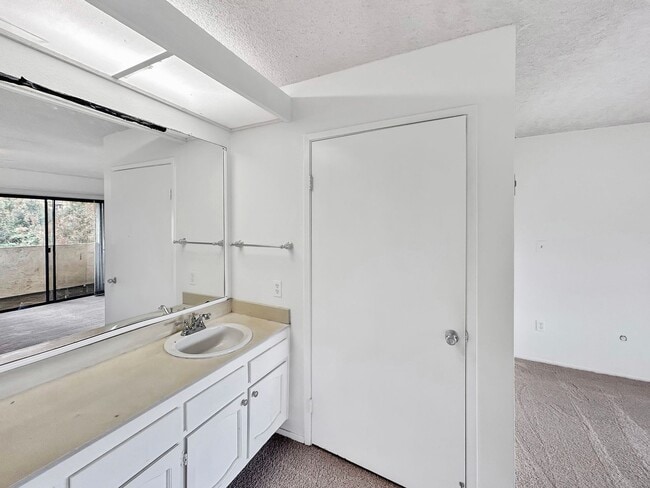 Building Photo - Beautiful 3BD/3BA W/ Attached Garage and In-Unit Laundry in La Jolla!