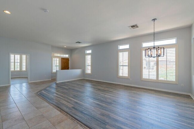 Building Photo - Gated Community!