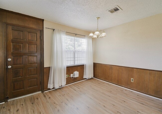 Building Photo - 13915 Roundstone Ln