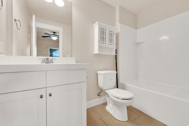 Building Photo - 1823 N Crest Rd