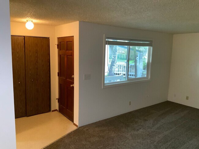 Building Photo - 1 Bedroom Condo in Southwest Eugene