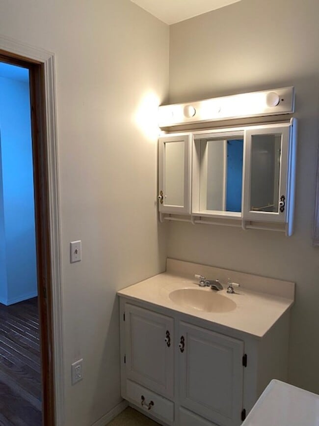 Building Photo - Large 3 bed ranch in Granite City