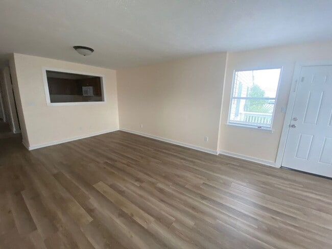Building Photo - Charming 3Bed/2Ba Duplex Unit Conveniently...