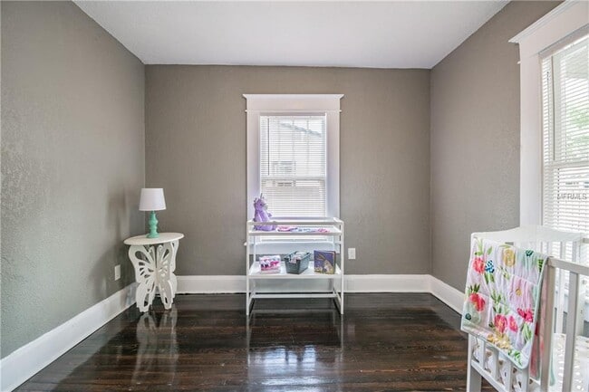 Building Photo - "Charming 3-Bed, 2-Bath Gem in Tampa's Heart - 1244 Sq Ft of Comfort Awaits!"