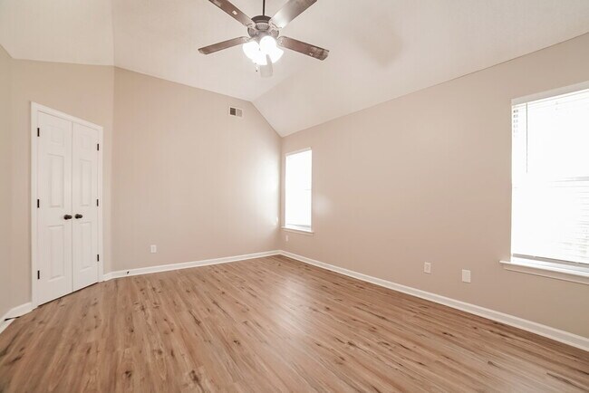 Building Photo - 78 Wren St