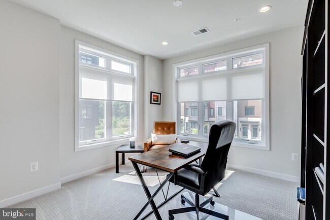 Building Photo - MOVE-IN READY TOWNHOUSE-STYLE CONDO IN ASHBURN