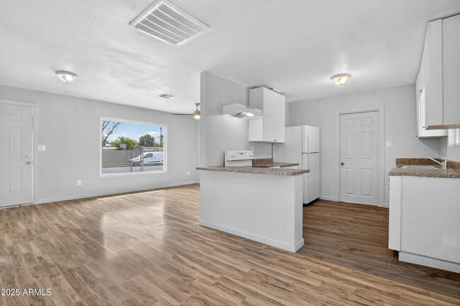 Building Photo - 1410 S 24th Ave