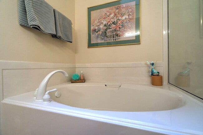 Building Photo - Fully Furnished Home. All utilities includ...