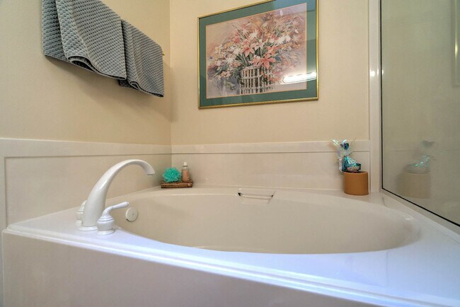 Building Photo - Fully Furnished Home with ALL Utilities In...
