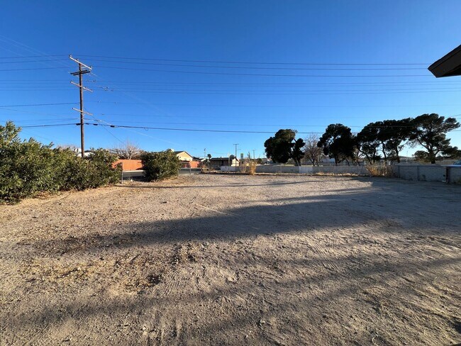 Building Photo - 3 Bedroom 1 Bathroom House with Huge Fenced Yard Near Schools, Park & Community Pool