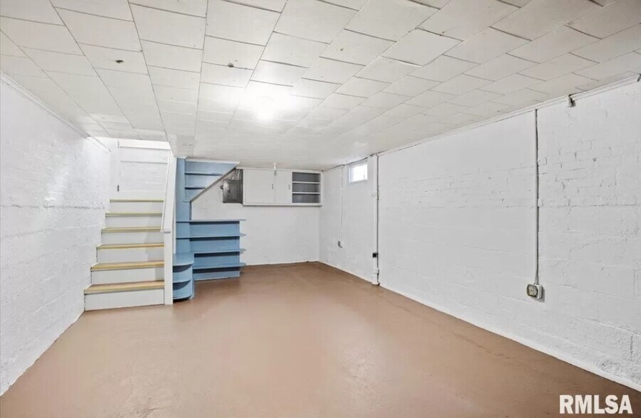 Downstairs bedroom/studio. - 1029 W Monroe St