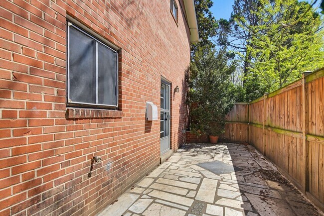 Building Photo - 9717 Hedin Dr