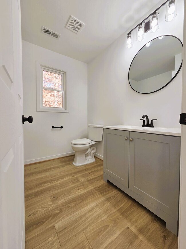 Building Photo - Large 3 story home located in Glenwood Park just minutes from downtown Richmond