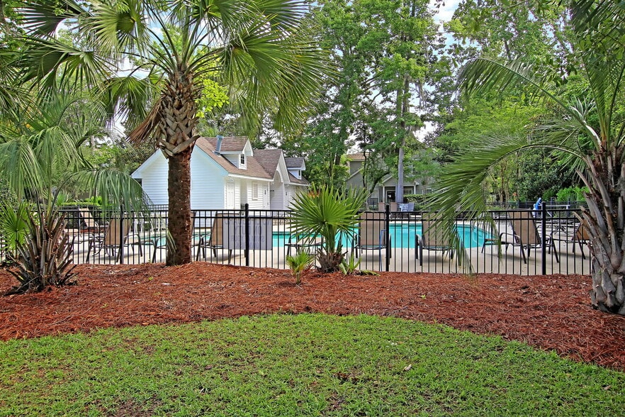 Building Photo - 229 Larissa Dr