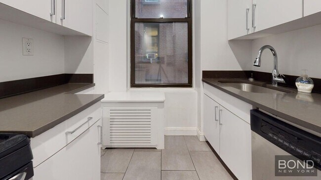 Building Photo - 200 W 58th St