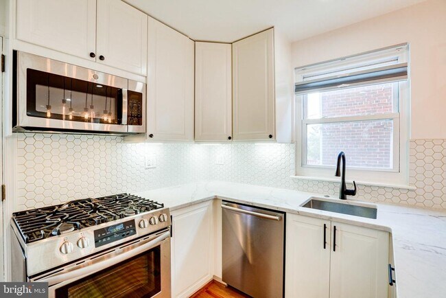 Building Photo - 5513 Chillum Pl NE