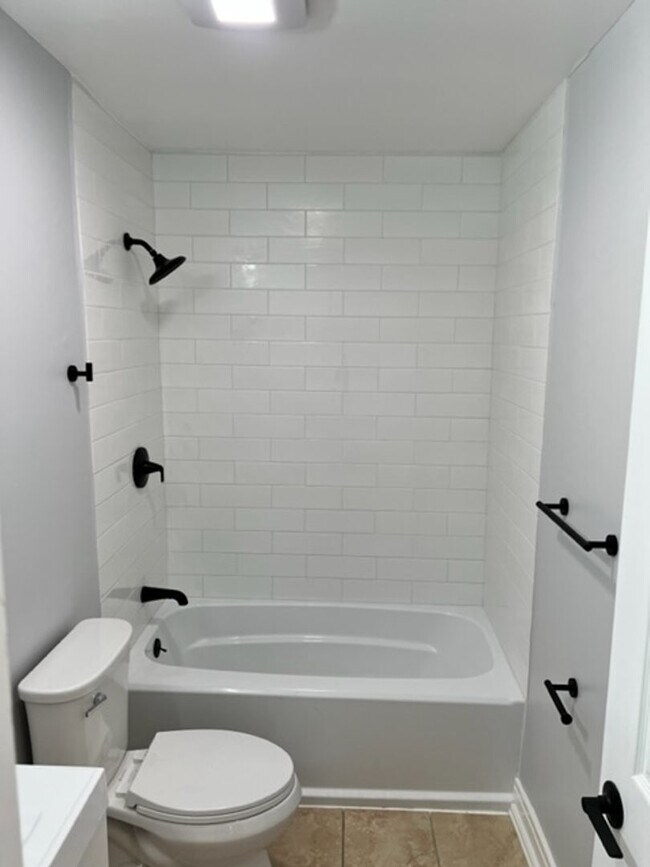 Building Photo - 2 Bedroom with Laundry Downtown Easton