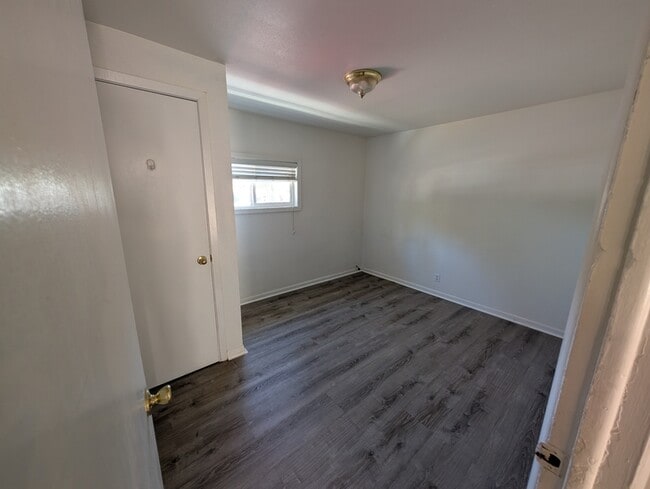 Building Photo - 203 NW Pine St