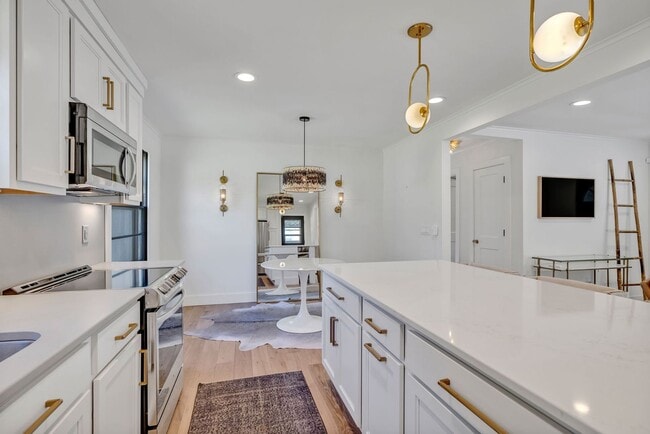 Building Photo - Beautifully furnished short-term rental in...