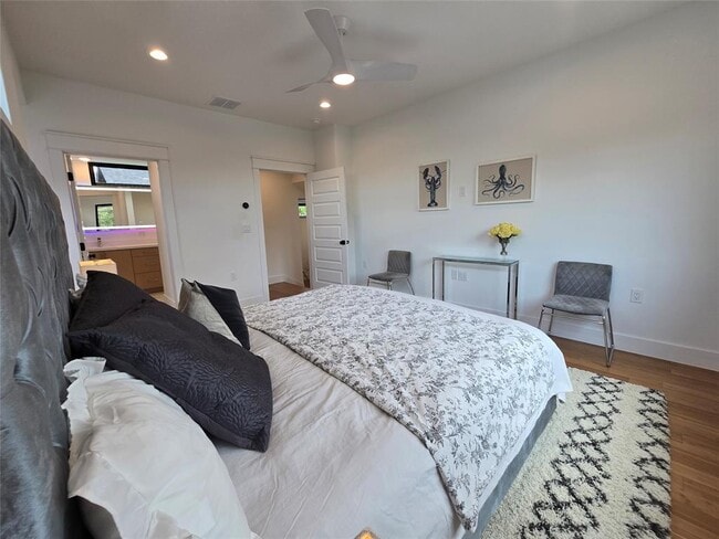 Building Photo - 1112 W N Loop Blvd