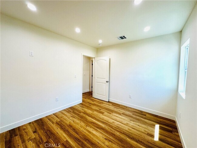 Building Photo - 11104 Oxnard St