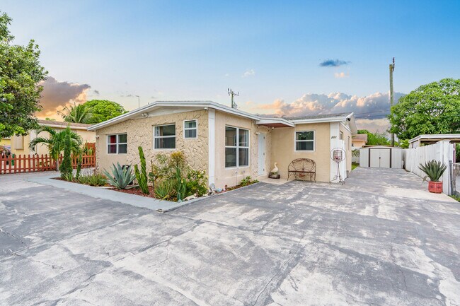 Building Photo - 201 NE 28th Ct