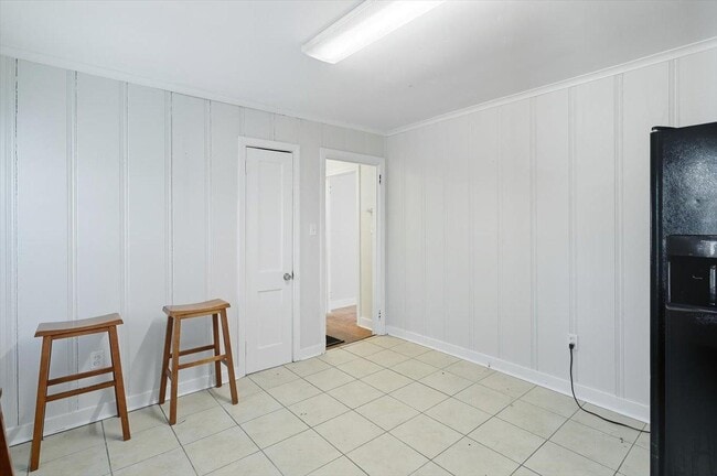 Building Photo - 211 W Lakeview Dr
