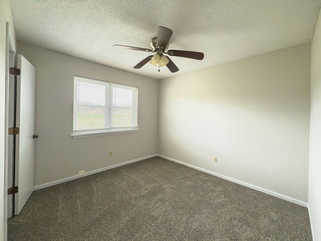 Building Photo - 2523-2523 E Morris Dr