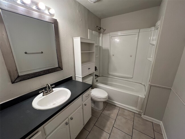 Building Photo - 1400 W Laurel St